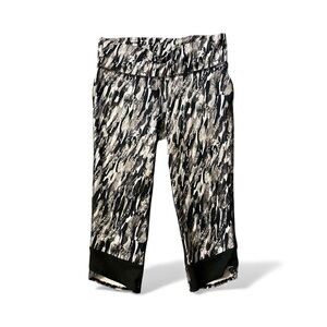 G8- black white athletic capris under armor small sm s